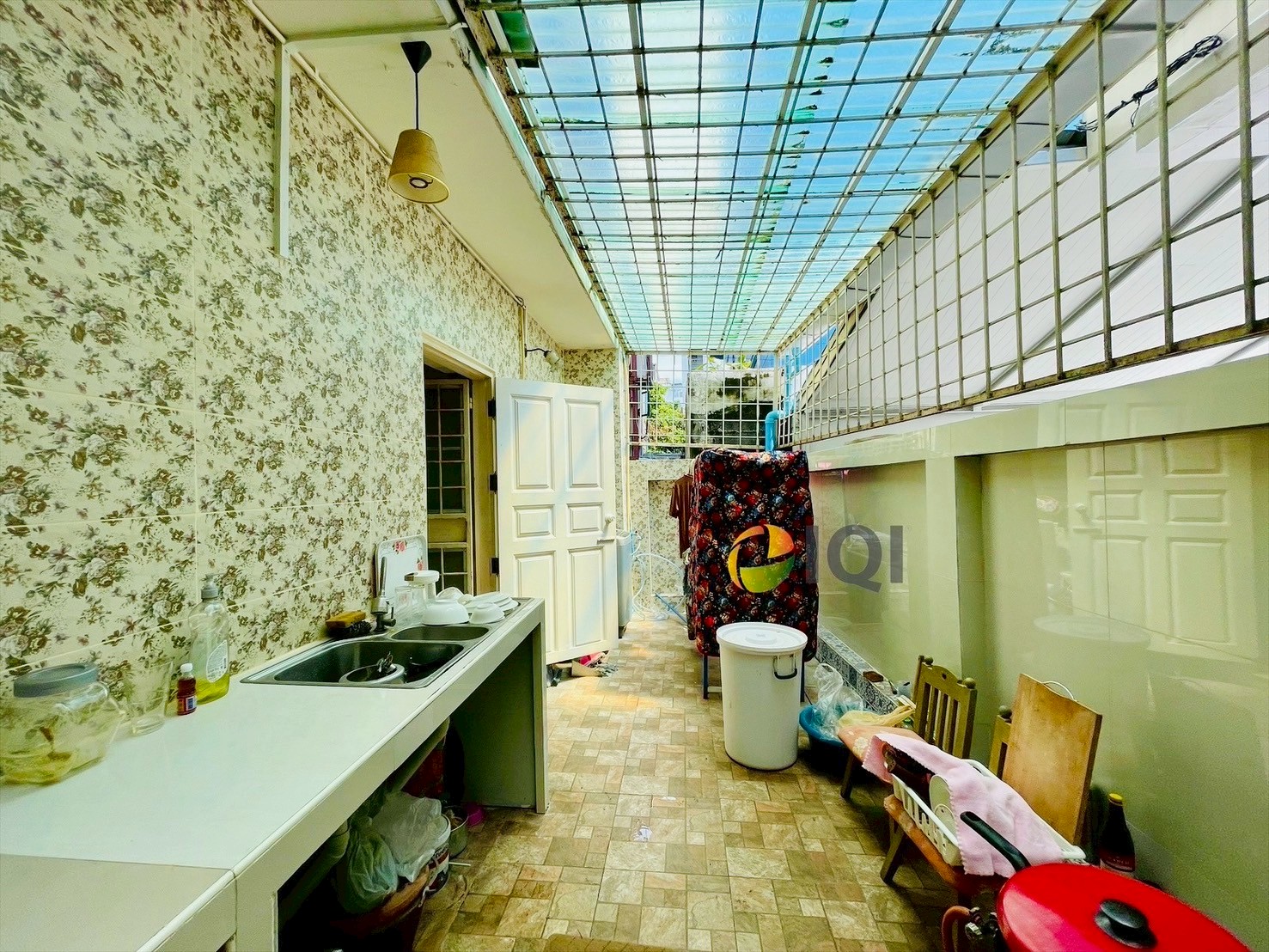 ขายทาวน์เฮ้าส์ 5 ชั้น ทรงโรมัน ถนนวิภาวดี ซอย 2 ทางเข้าหลักของมหาวิทยาลัยหอการค้าไทย