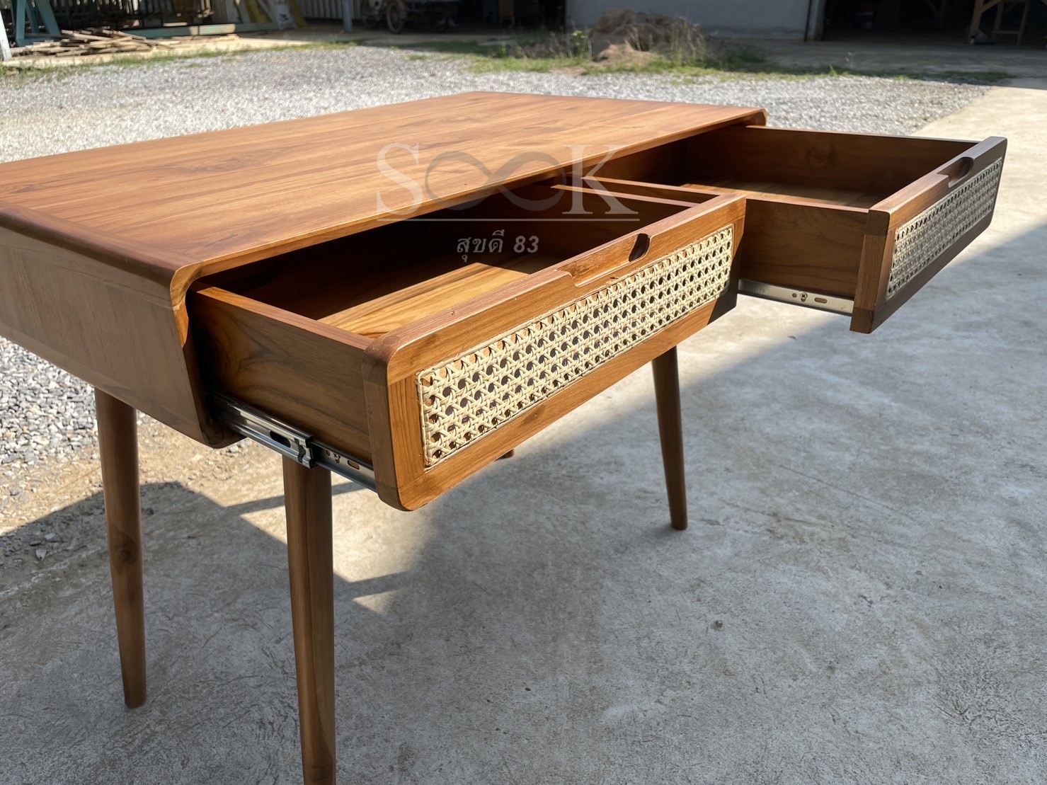 โต๊ะเขียนหนังสือลิ้นชักหวาย