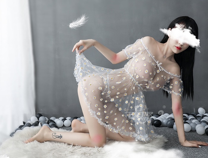 N824 ชุดนอนเซ็กซี่ ชุดนอนอีโรติกเป็นผ้าซีทรูลายดอกเดซี่สวมใส่แบบชุดปาดไหล่ ตัวชุดจั้มเอวแต่งแขนตุ๊กตามาพร้อมกางเกงในซีทรูลายดอกเดซี่เข้าชุดตามรูปถ่ายสินค้าจริง