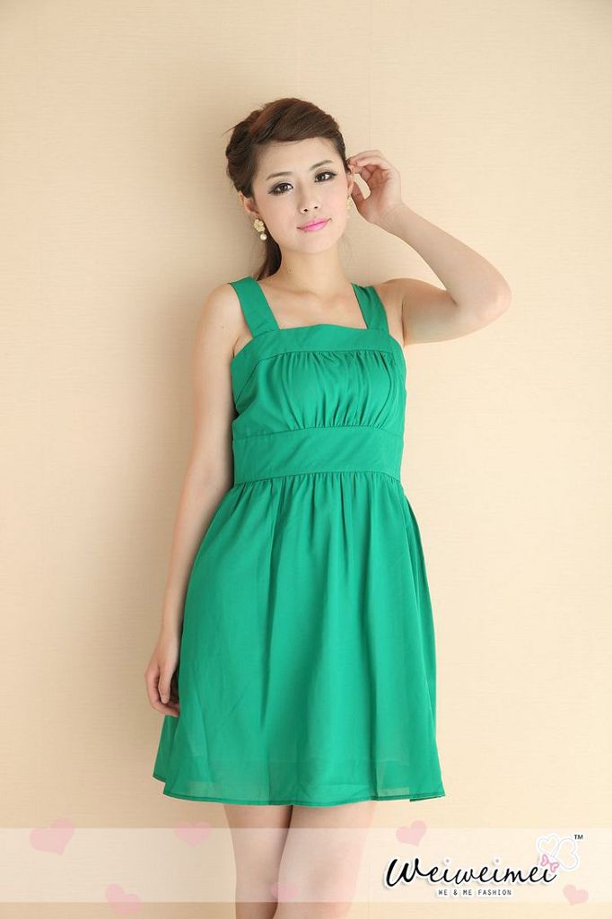ชุดเดรสผ้าไหมเนื้อดีสีเขียว สายเดี่ยว ส่งฟรี ems