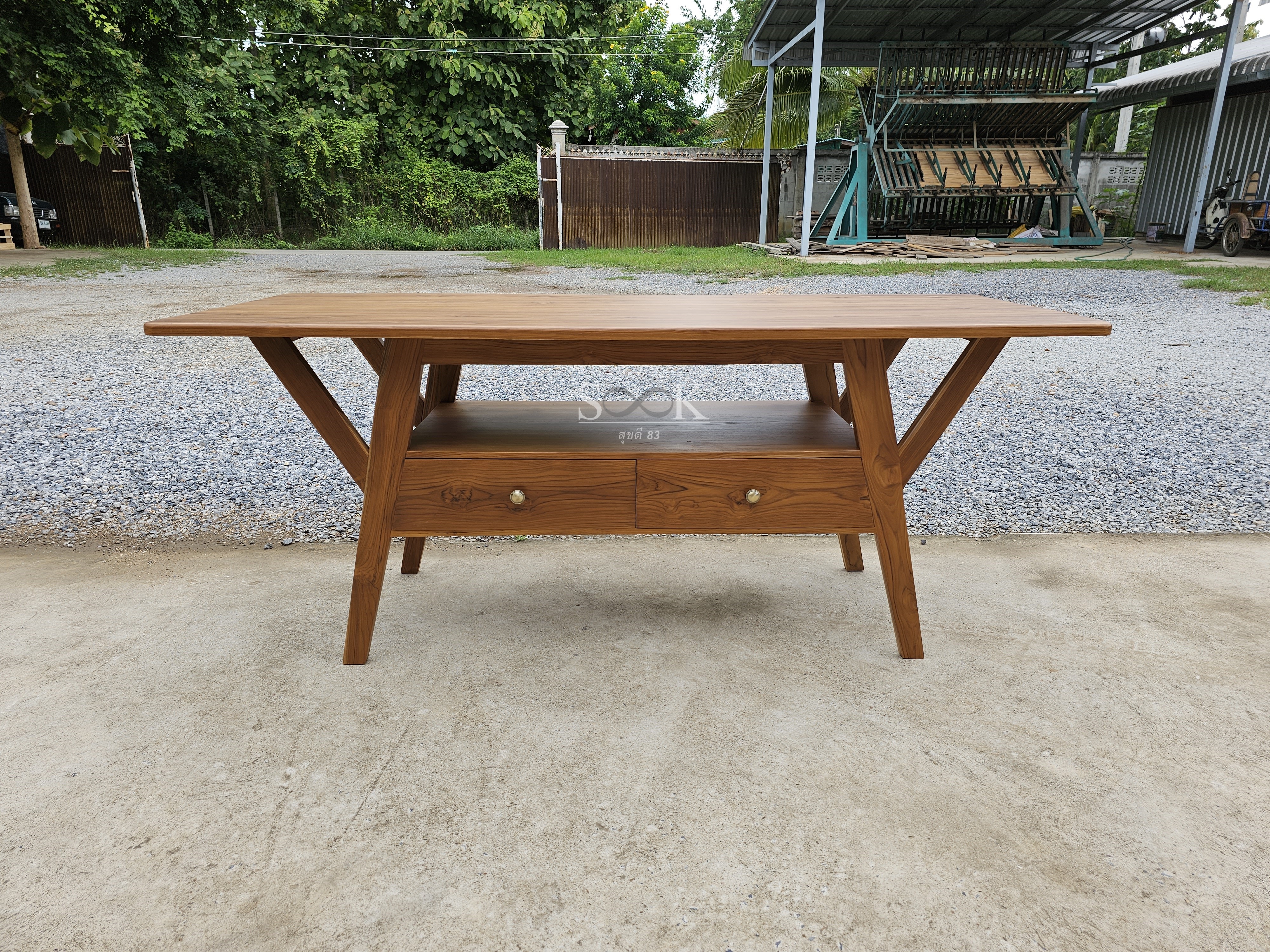 โต๊ะกลางขาเอียง