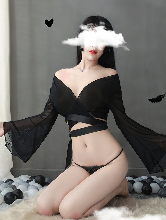 N825 ชุดนอนเซ็กซี่ ชุดนอนไม่ได้นอนมาในลักษณะแบบเสื้อคลุมนอนแขนยาวเอวลอย ตัวชุดเป็นผ้าซีทรูสีดำสวมใส่แบบคลุมไหล่แล้วรั้งสายริบบิ้นตรงชายเสื้อไขว้ทับวนรอบเอวผูกเป็นโบว์ มาพร้อมจีสตริงสุดเซ็กซี่ตามรูปถ่ายสินค้าจริงเลยค่ะ