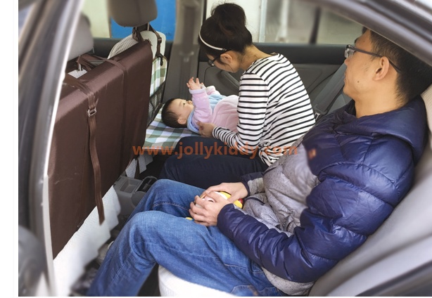 แผ่นปูปิดช่องวางเท้าเบาะหลังรถ กันเด็กตก ลาย สิงโต พื้นขาว ขนาด 134 x 75 cm (A10101 )