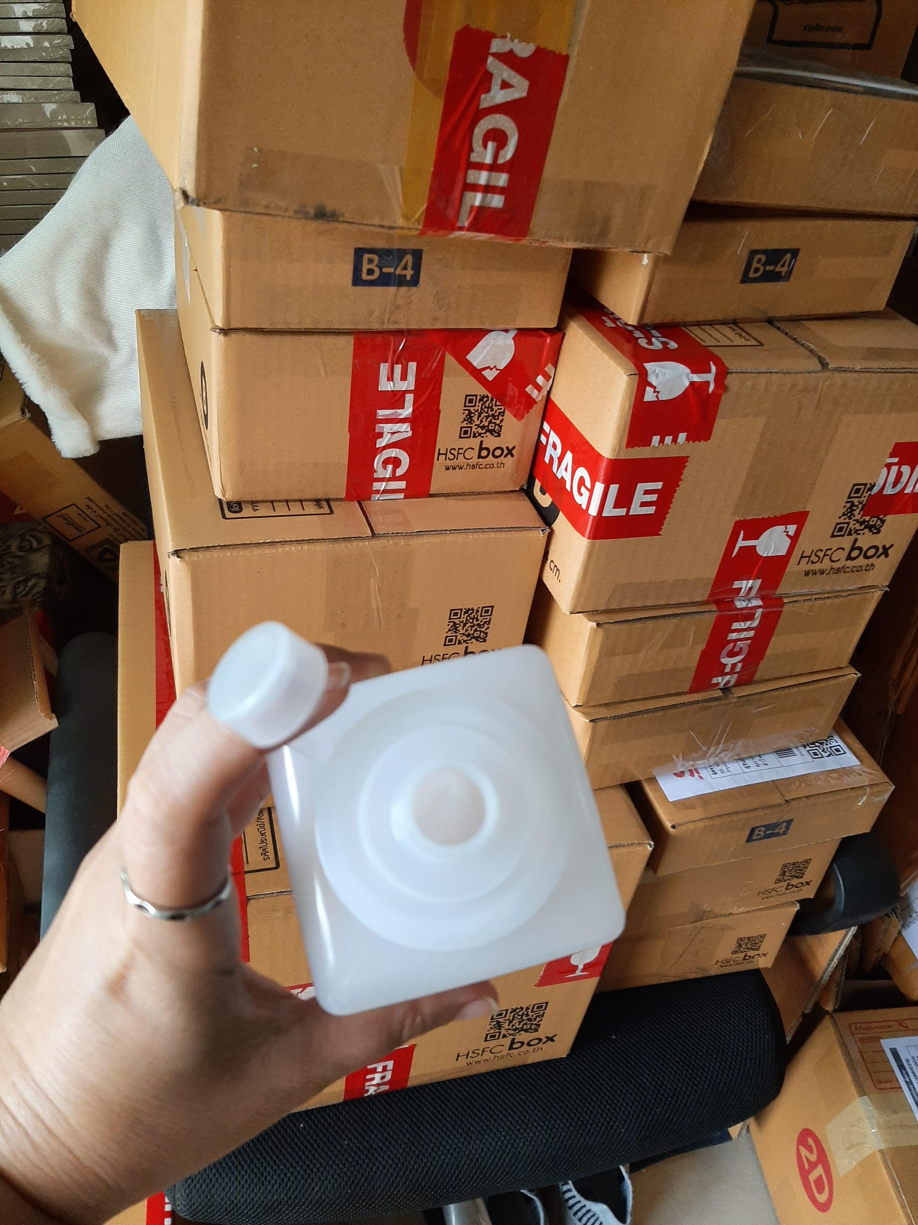 ขวดบีบซอส ทรงเหลี่ยม พร้อมจุกปิด จุกกว้าง 1.4 มม. จุ 1150 มล. มีสเกล (สูงสุด 1000 มล.)