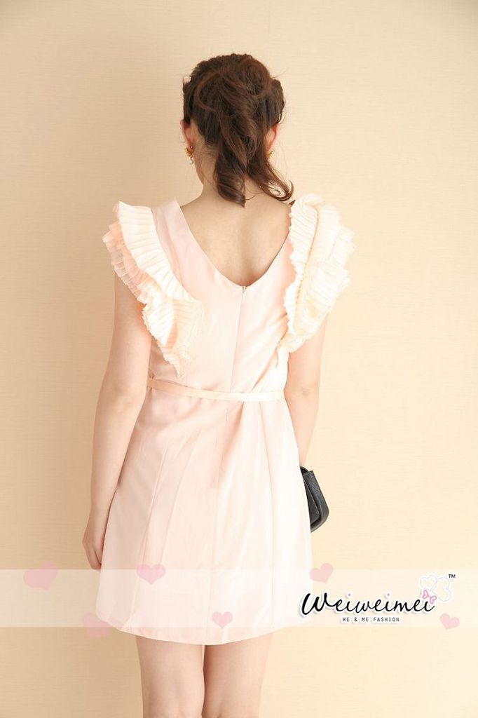 มินิเดรสผ้าไหมสีโอรส แขนเสื้อแต่งด้วยผ้าชีฟองอัดพลีต แขนบ่าล้ำ ส่งฟรี ems