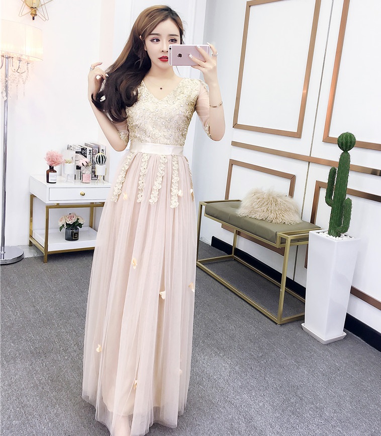 ชุดเดรสออกงานสีทอง ชุดราตรียาวสีทอง ตัวเสื้อเป็นผ้าเดินดิ้นสีทอง ส่งฟรี ems