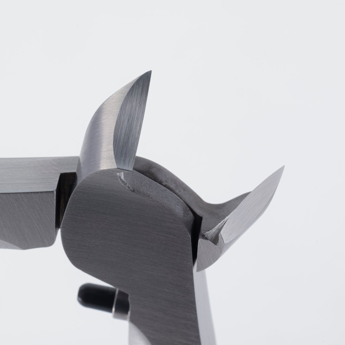 SUWADA Nail Clipper DIAMOND ออกแบบมาพิเศษ โดยเฉพาะที่ด้ามจับ ทำให้ง่ายต่อการถือ ขนาด L