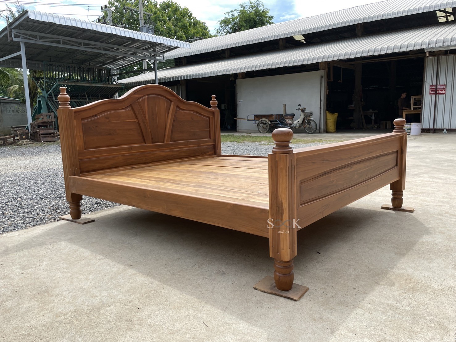 เตียงใบบัวเรียบ