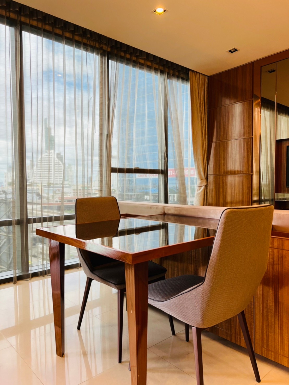 ขายคอนโดสุดหรู เดอะ แบงค็อก สาทร 1 ห้องนอนขนาดใหญ่