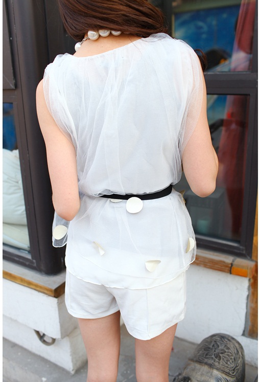 เสื้อตัวบนผ้าโปร่งสีขาว มีซับใน แขนกุด พร้อมเข็มขัดสีดำเหมือนแบบ ส่งฟรี ems