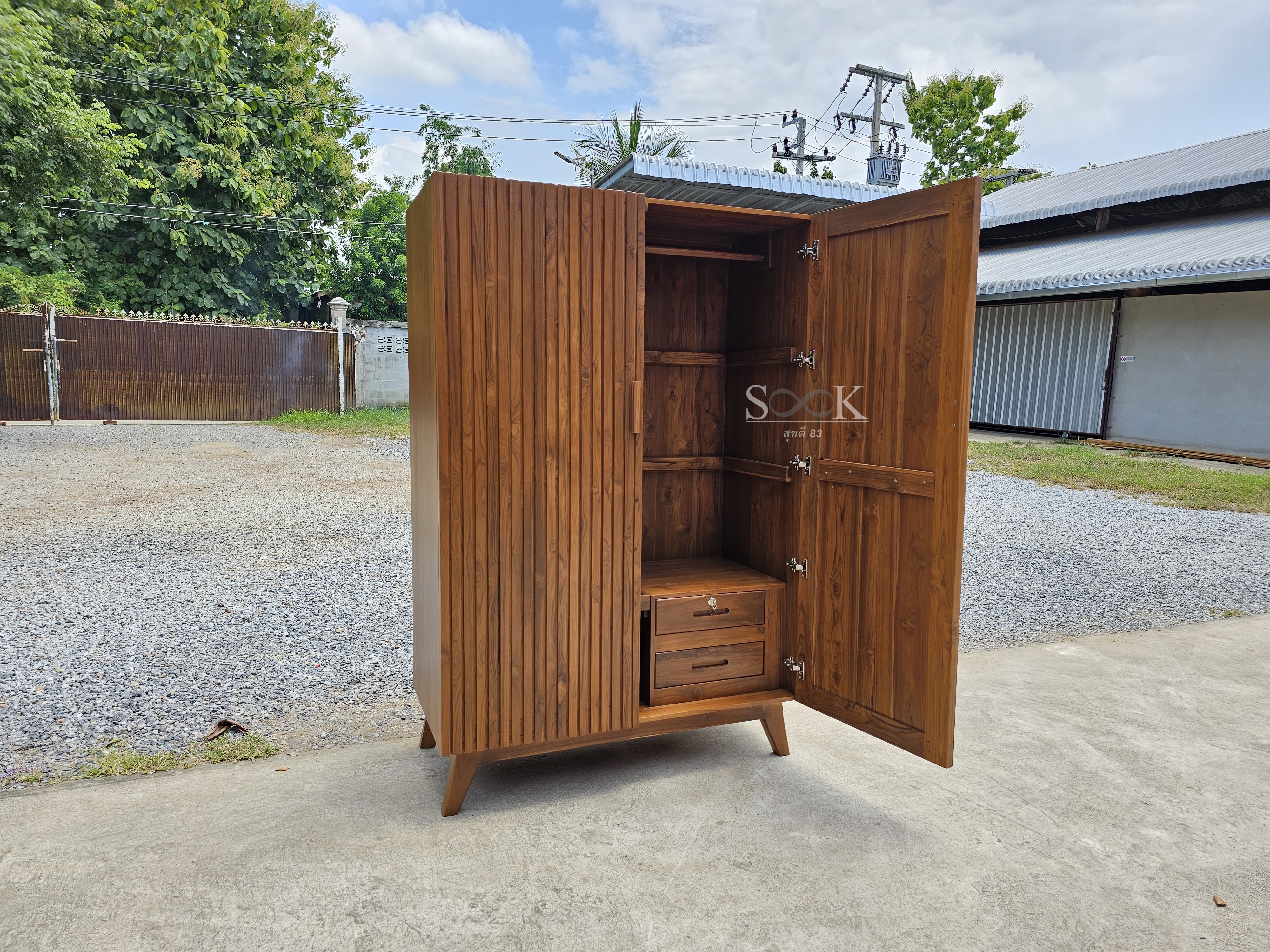 ตู้เสื้อผ้าบานเปิดซี่แบน มีขา