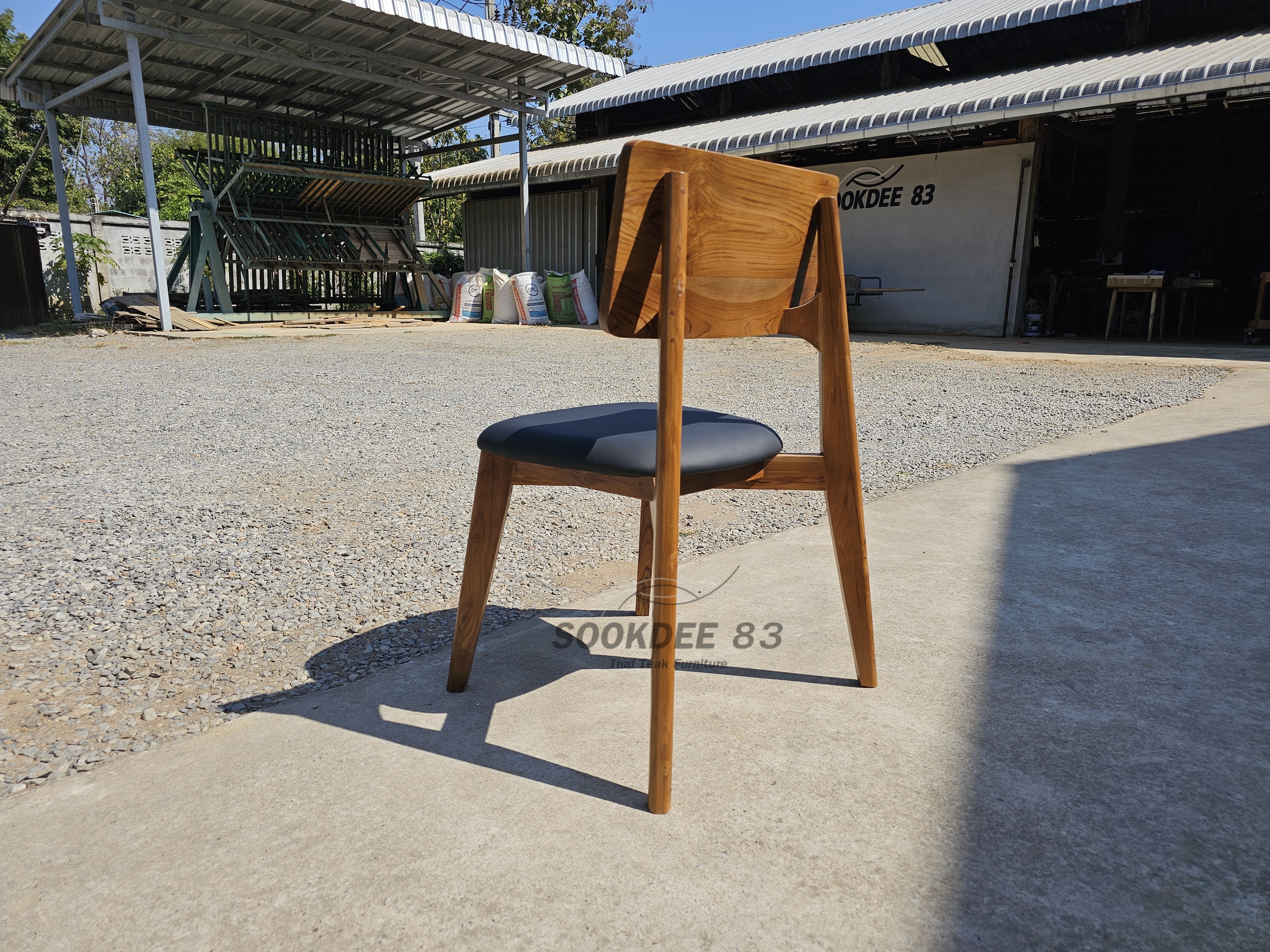 เก้าอี้โรบอทขาเหลี่ยมมีเบาะ