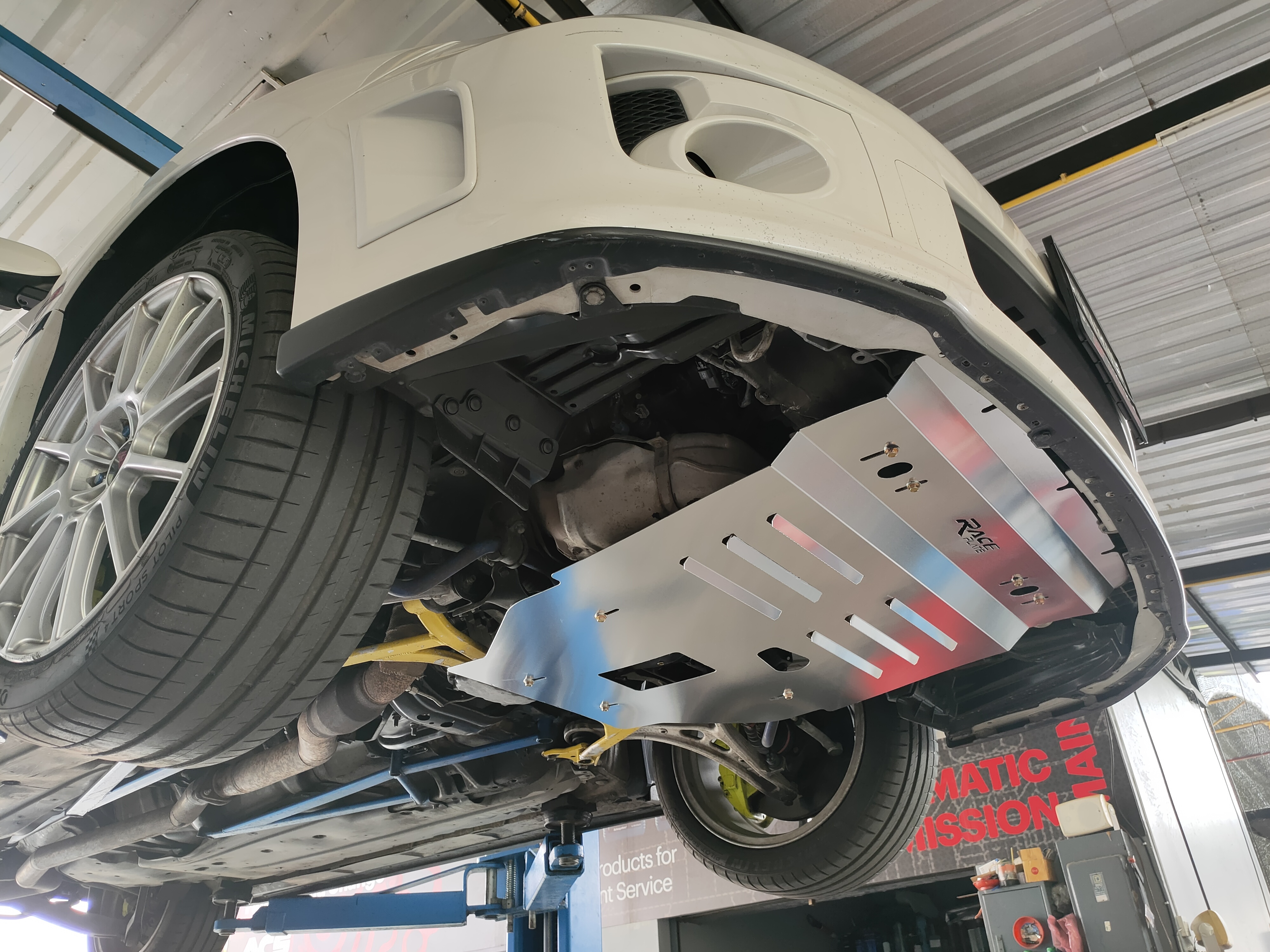 แผ่นปิดใต้ห้องเครื่องอลูมิเนียม Subaru Impreza GH แมว Raceplate_Undertray