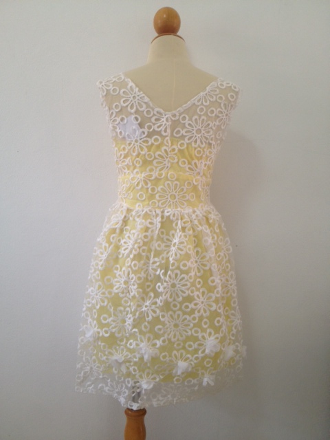 ชุดเดรส ผ้าไหมแก้วสีขาว ลายดอกไม้ ซับในด้วยผ้าไหม สีเหลือง ส่งฟรี ems