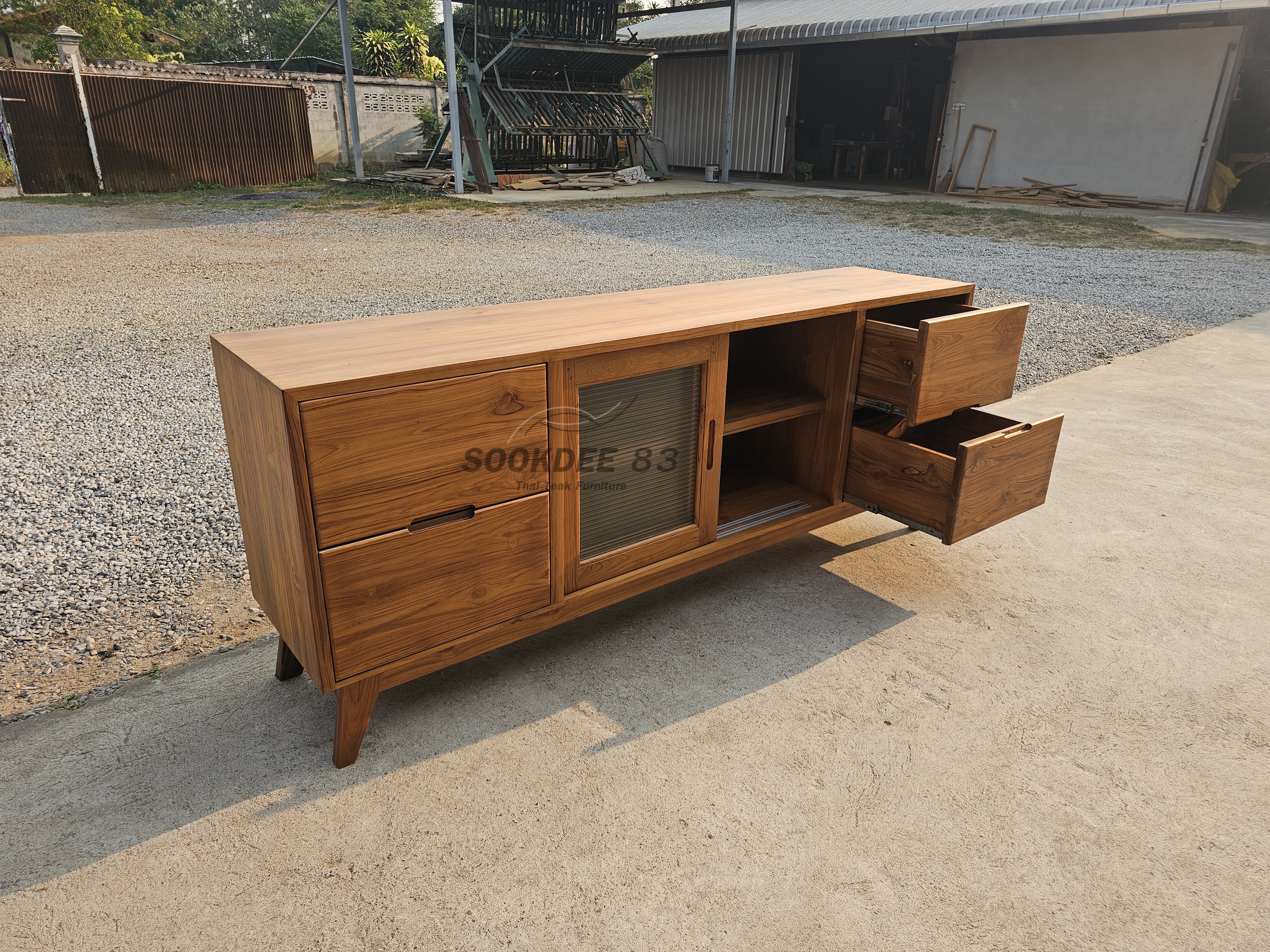 ไซด์บอร์ดวางทีวีบานกระจกลอน (สีสัก)