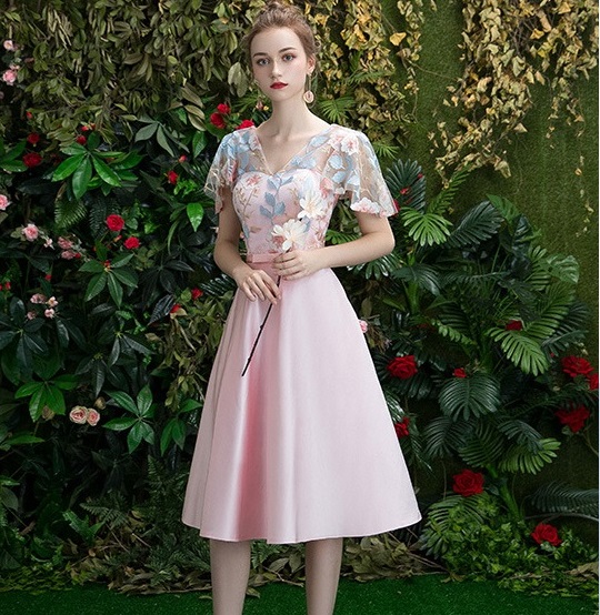 ชุดเดรสออกงานสีชมพูสุดสวย ตัวเสื้อเป็นผ้าลูกไม้ปักลายดอกไม้สวยมากๆๆ ส่งฟรี