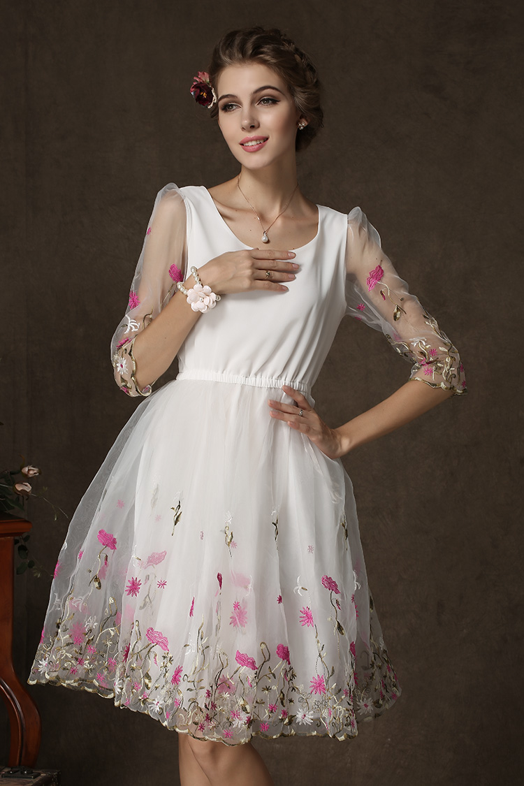 เดรสผ้าชีฟองเนื้อดีสีขาว กระโปรงเย็บซ้อนด้วยผ้าไหมแก้วสีขาวปักลายดอกไม้สีชมพู ems