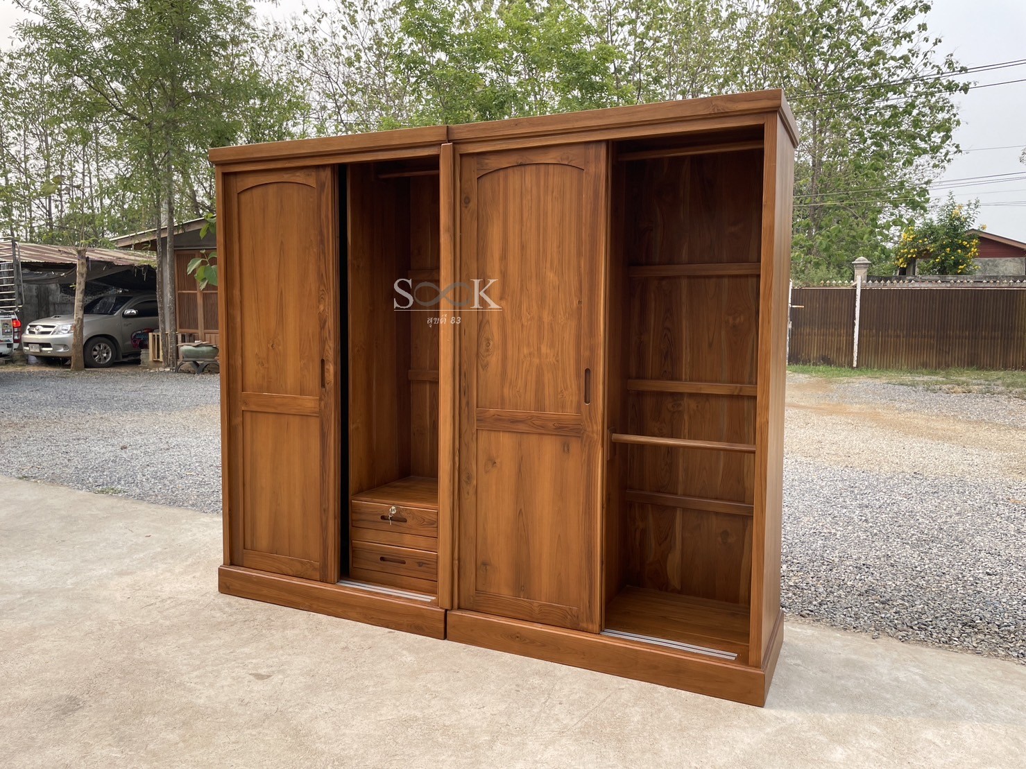 ตู้เสื้อผ้าบานเลื่อนประกบหลุมโค้ง