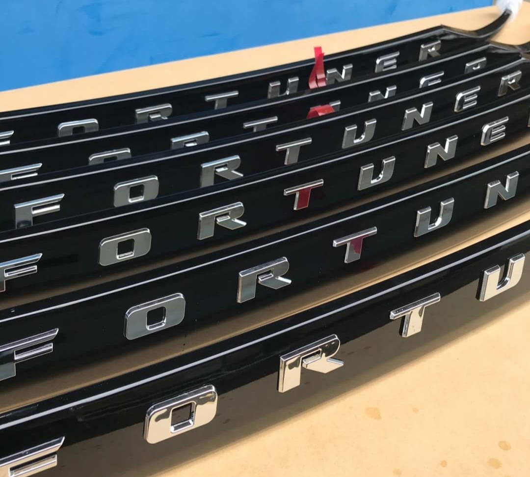 ครอบคิ้วท้ายดำเงาแบบ TRD V.2 อักษร สี แดง,ชุบเงา,ดำ