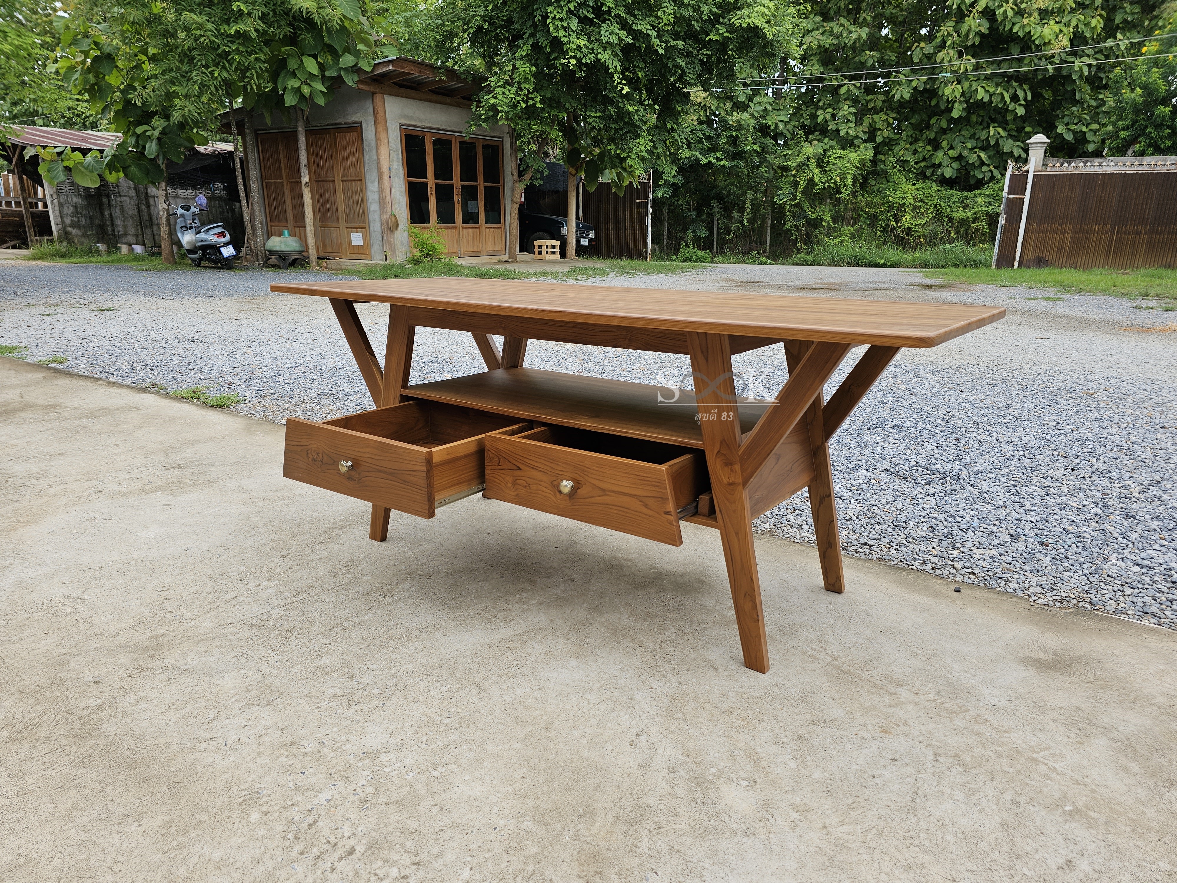 โต๊ะกลางขาเอียง