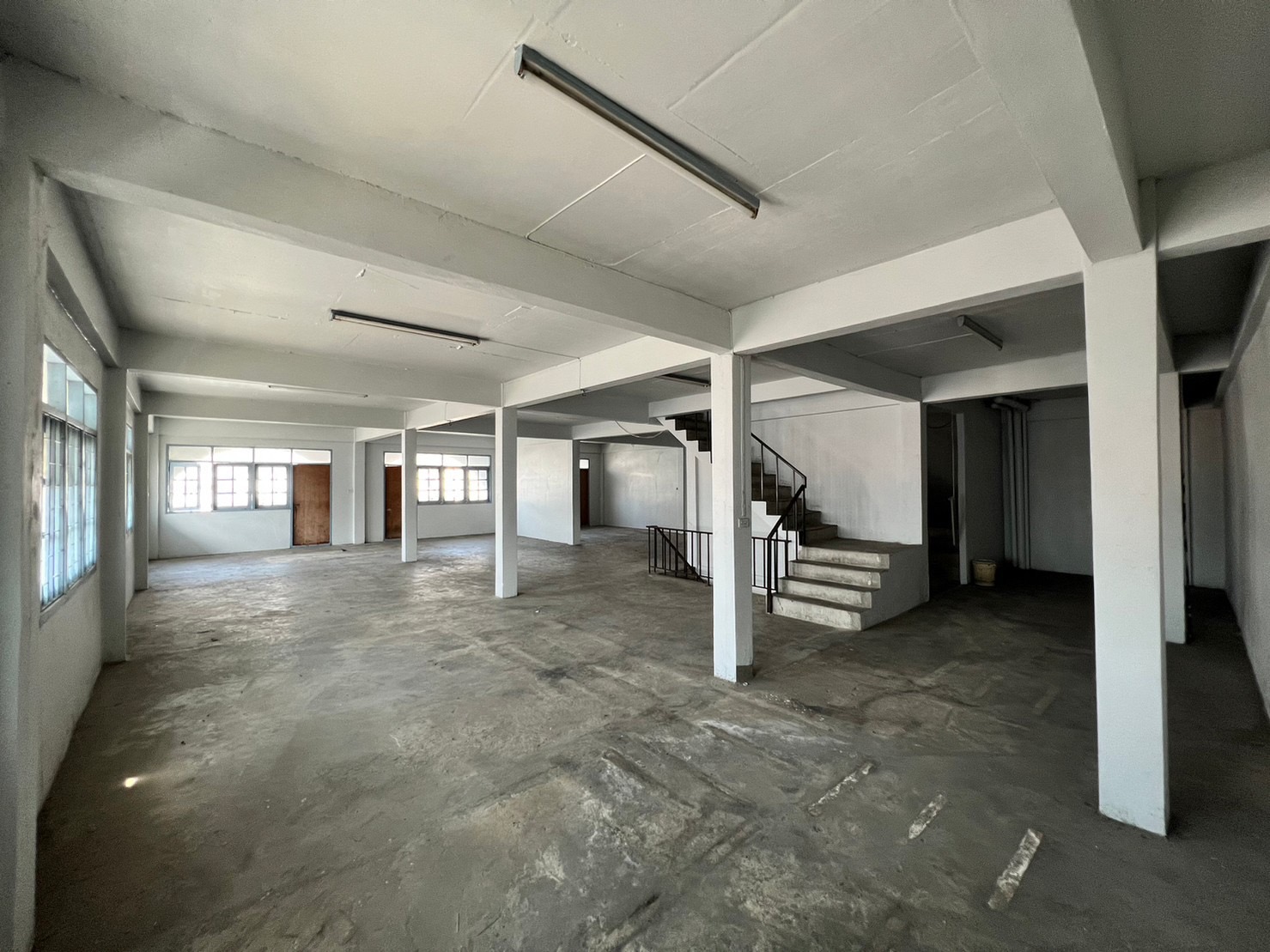 ขาย/ให้เช่า อาคารพาณิชย์ 3 คูหา 4 ชั้นครึ่ง ตั้งอยู่พระราม 3 ซอย 19