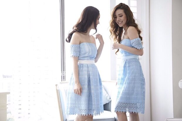 ชุดเดรสออกงานสีฟ้าเปิดไหล่ ส่งฟรี ems