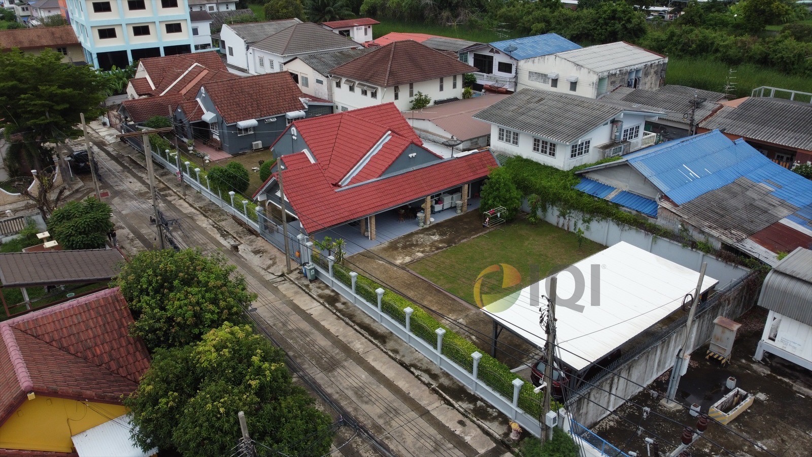 ขายที่ดิน พร้อมสิ่งปลูกสร้าง โฉนด 3 แปลง พร้อมบ้านเดี่ยวชั้นเดียว สองหลัง ในหมู่บ้านปลาทอง ศรีนครินทร์