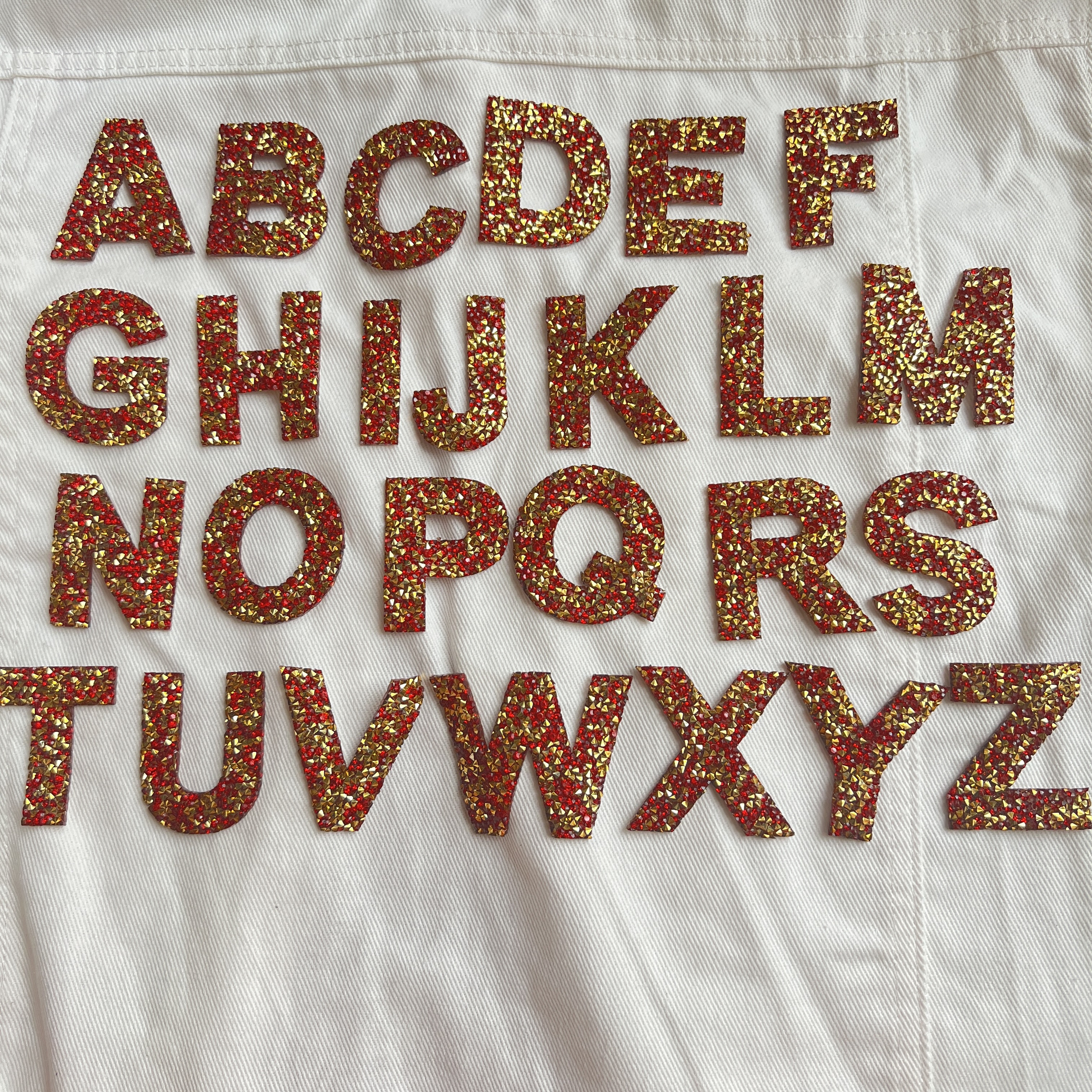 ตัวอักษร สีแดง เพชรวิบวับ คริสตัล ตัวรีดติดเสื้อ ตัวรีด ติดกระเป๋า ติดหมวก ติดแจ๊คเก็ต อักษรภาษาอังกฤษ Alphabet Patch