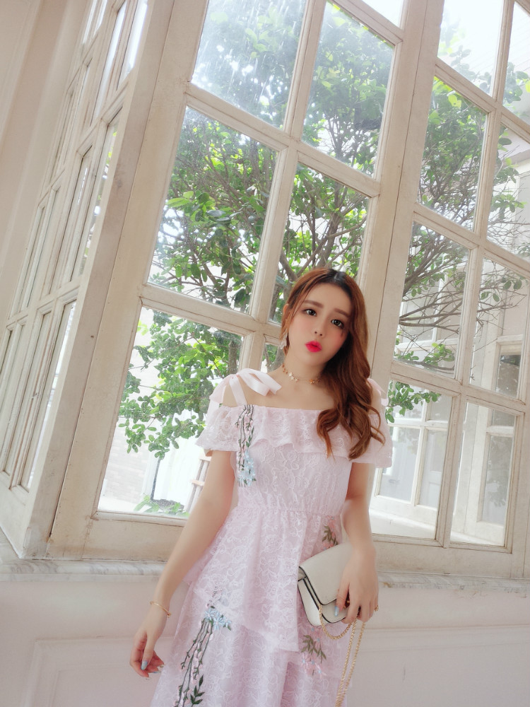 ชุดเดรสยาวสีชมพูผ้าลูกไม้ ส่งฟรี ems