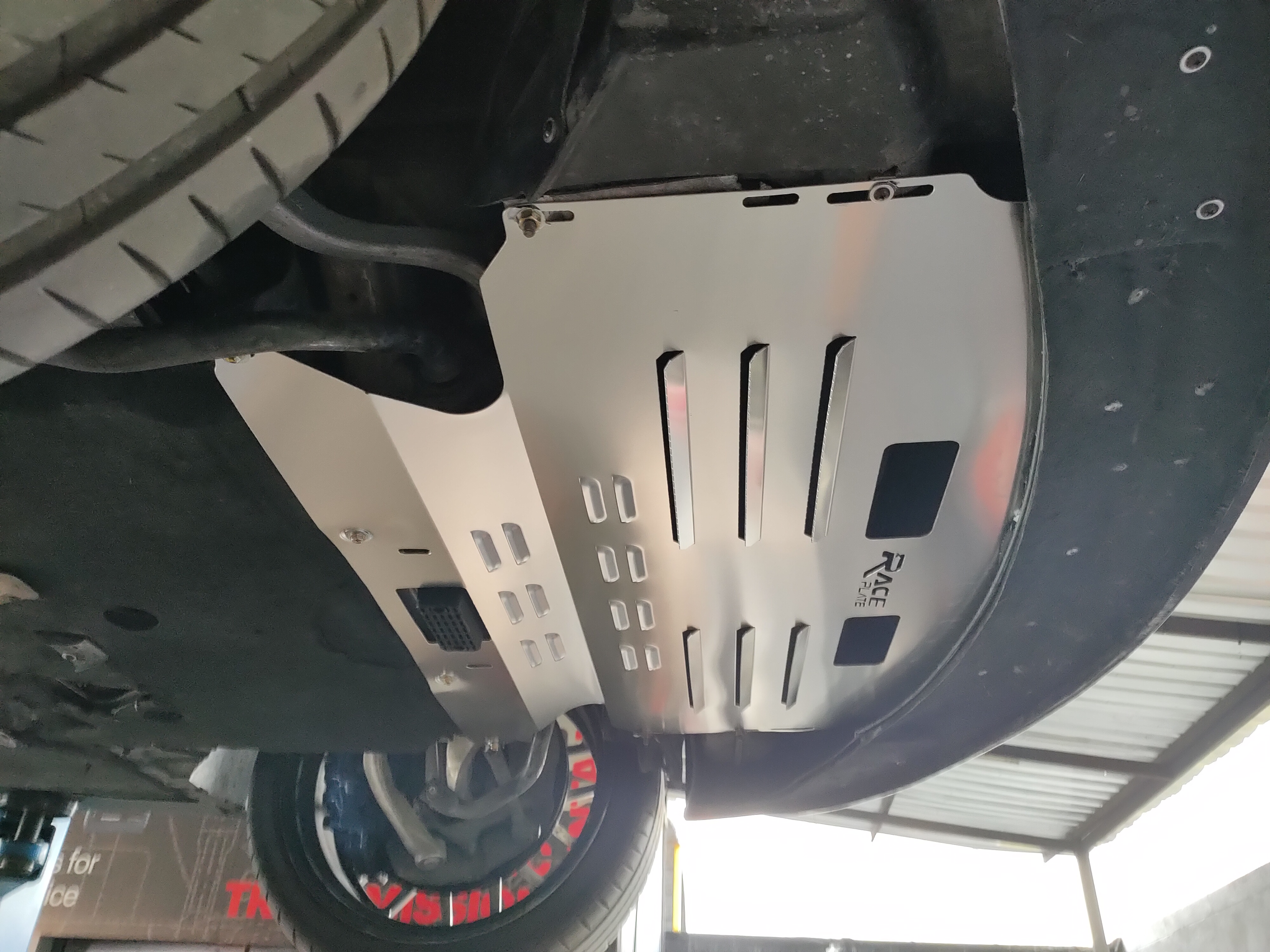 แผ่นปิดใต้ห้องเครื่องอลูมิเนียม BMW E60, E63 Raceplate_Undertray