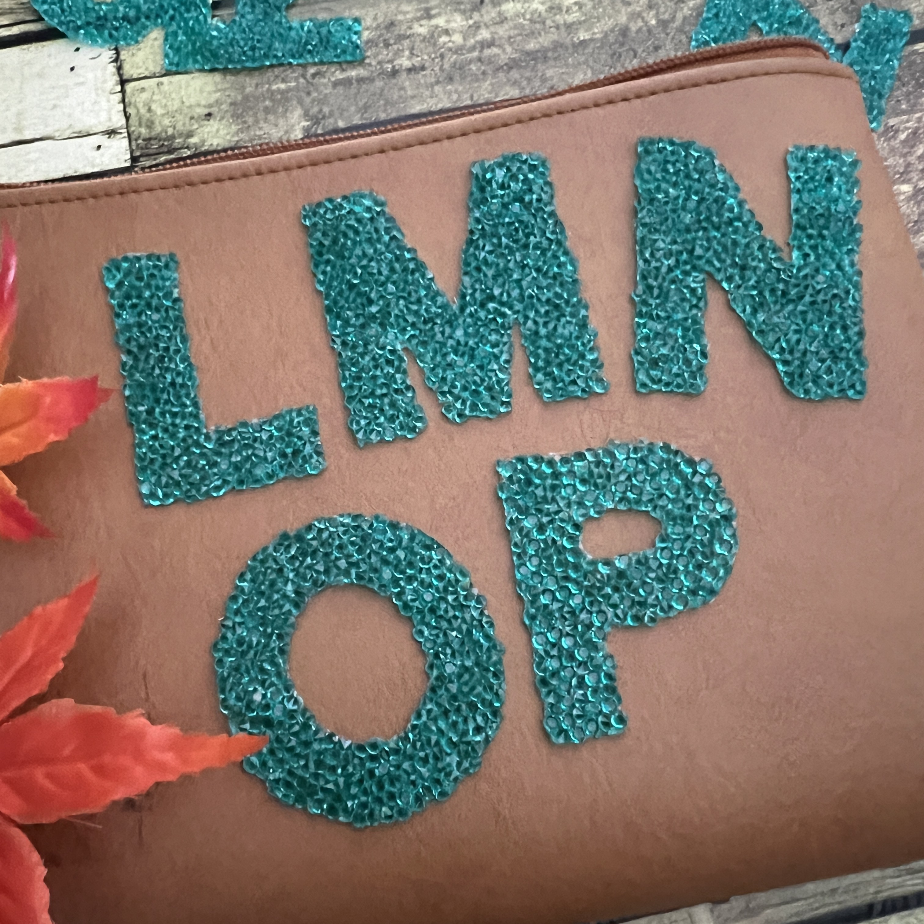 ตัวอักษร เพชรวิบวับ คริสตัล ตัวรีดติดเสื้อ ตัวรีด ติดกระเป๋า ติดหมวก ติดแจ๊คเก็ต อักษรภาษาอังกฤษ Alphabet Patch