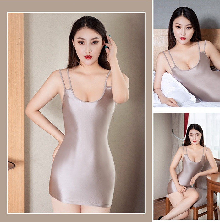 L047 เดรสกระโปรงสั้นเซ็กซี่ ชุดอีโรติกมาในแบบชุดเดรสสั้น สวมใส่แบบใช้สายคล้องไหล่ด้านหลังเปิดครึ่งบน รหัสนี้จะเป็นผ้ายืดไม่บางมากเนื้อนุ่มลื่นมือ เนื้อผ้าจะออกมันเงาตามรูปถ่ายสินค้าจริงเลยค่ะ
