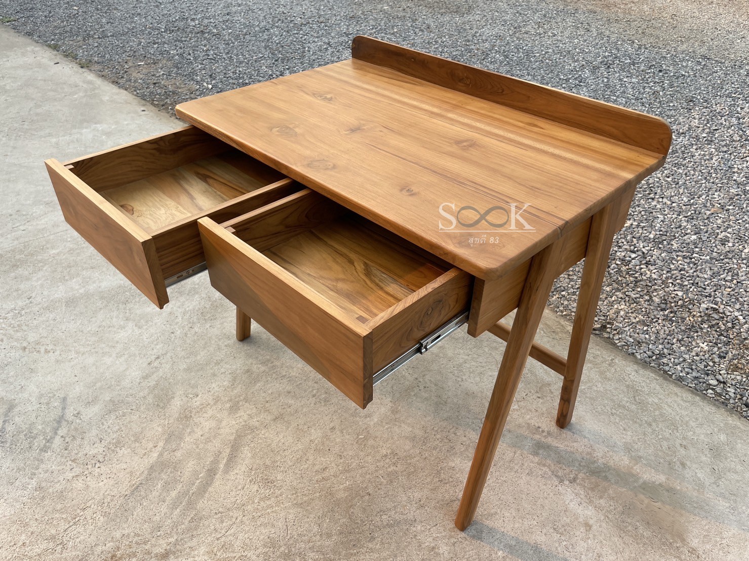 โต๊ะเขียนหนังสือมินิมอล