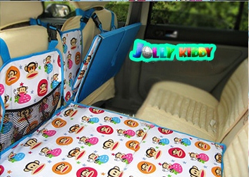 แผ่นปูปิดช่องวางเท้าเบาะหลังรถ กันเด็กตก ลายีราฟ พื้นสีฟ้า ขนาด 134 x 75 รหัสA10100