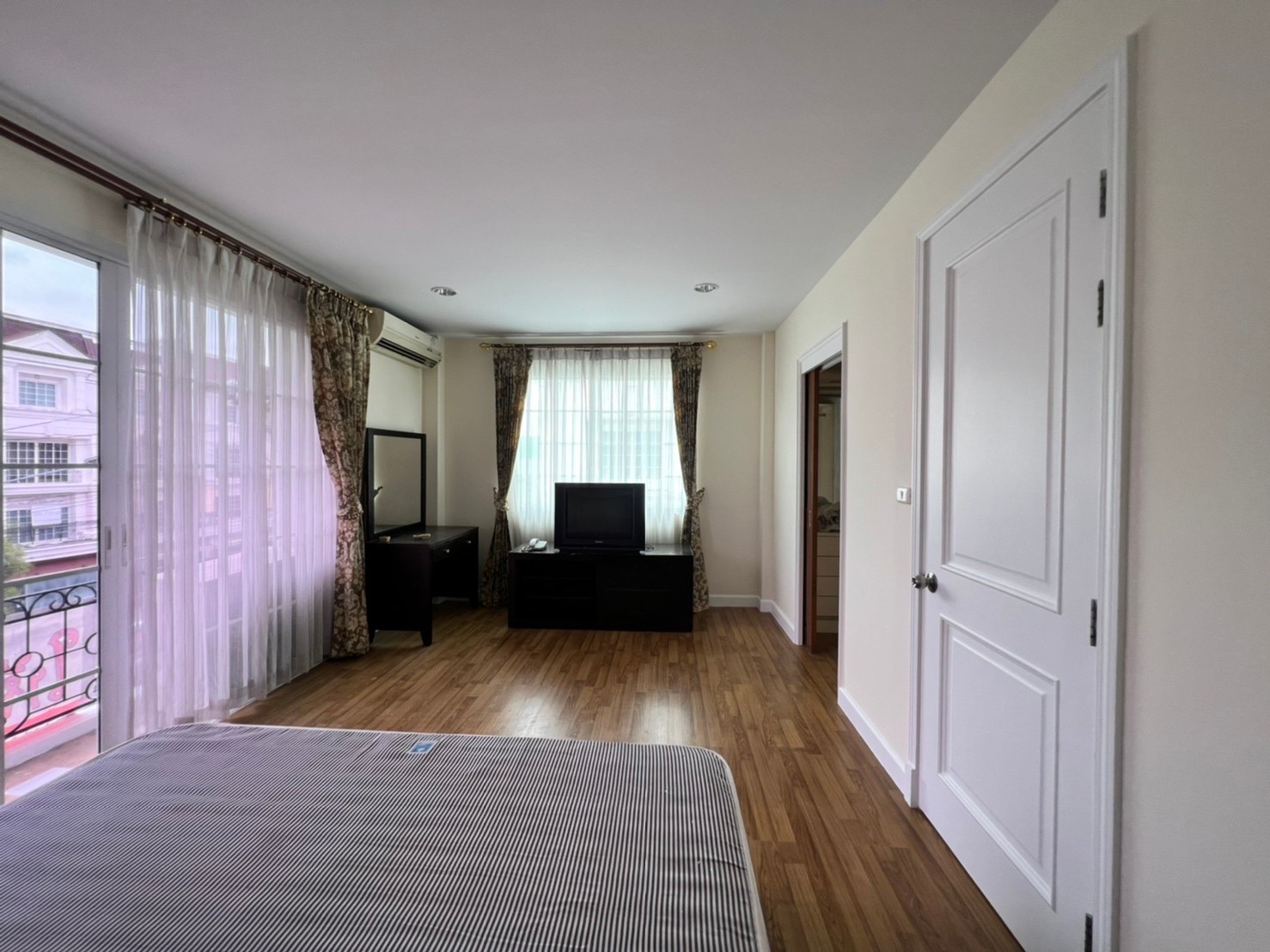 ให้เช่า โฮมออฟฟิศ สูง 4 ชั้น เพียง 31,000 บาท โครงการ Plus Park Avenue Lasalle-Srinagarindra