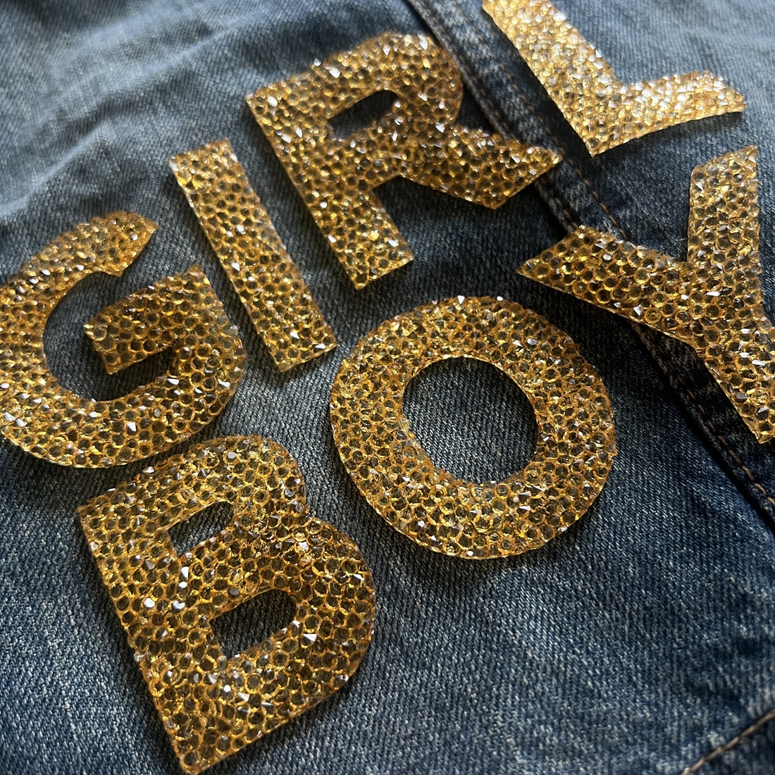 ตัวอักษร เพชรวิบวับ คริสตัล ตัวรีดติดเสื้อ ตัวรีด ติดกระเป๋า ติดหมวก ติดแจ๊คเก็ต อักษรภาษาอังกฤษ Alphabet Patch