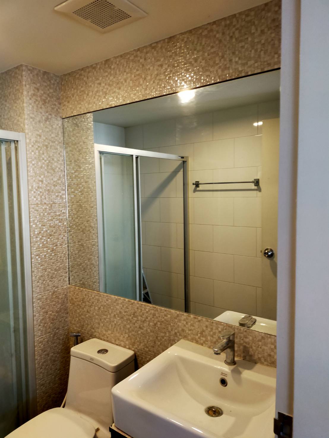 กระจกเงาห้องน้ำ