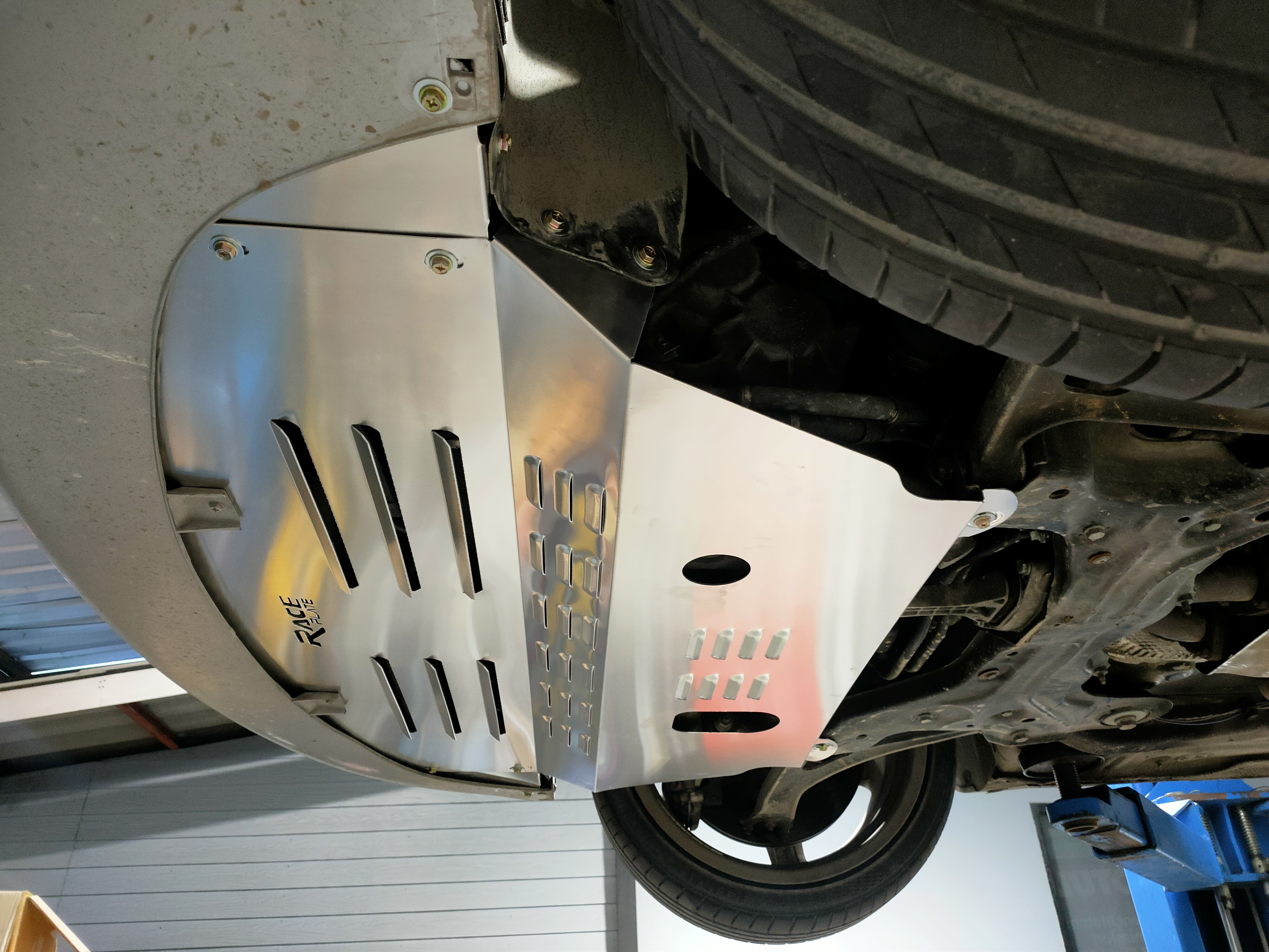 แผ่นปิดใต้ห้องเครื่องอลูมิเนียม Audi TT MK1 98-06 Raceplate_Undertray