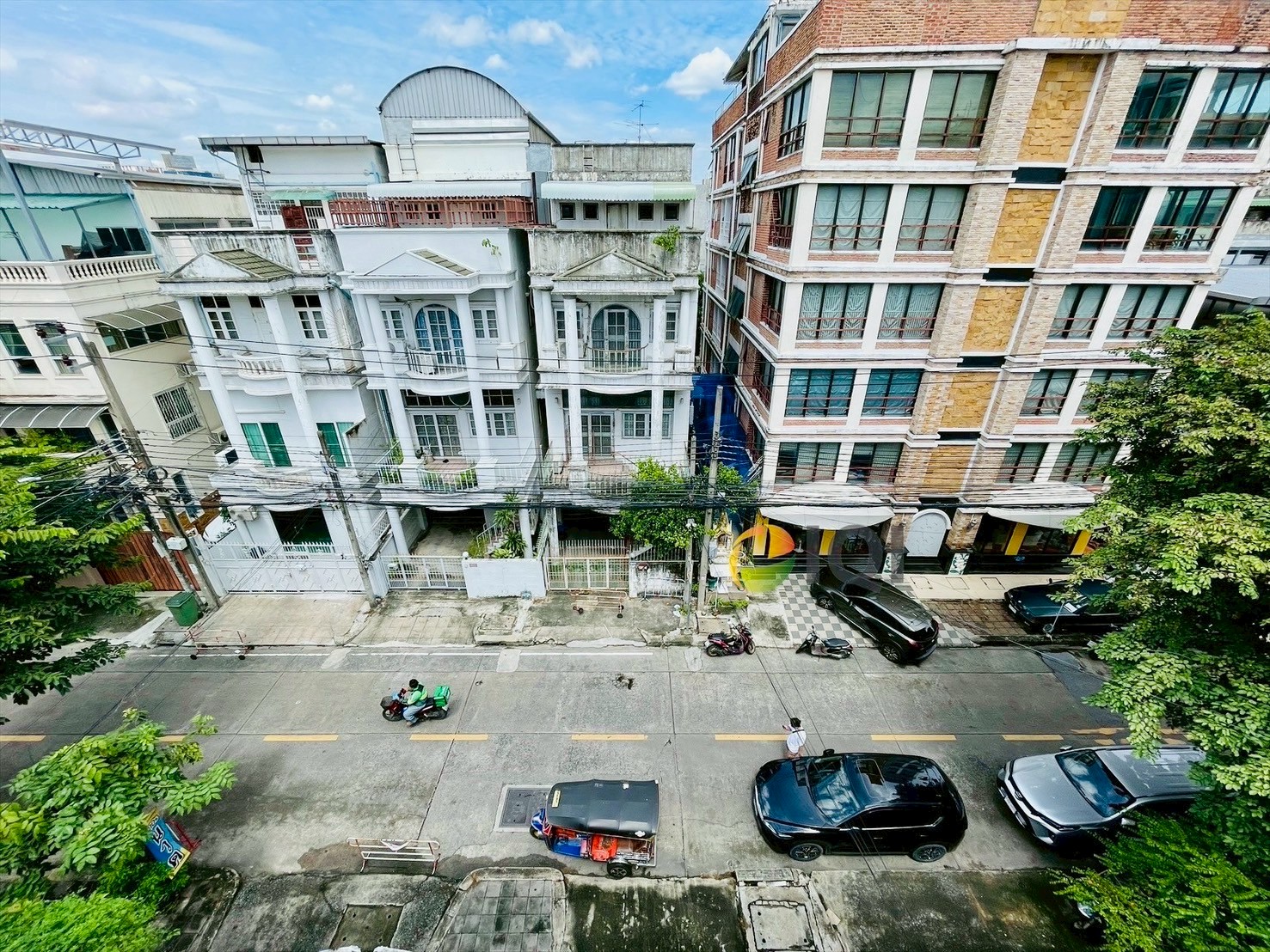 ขายทาวน์เฮ้าส์ 5 ชั้น ทรงโรมัน ถนนวิภาวดี ซอย 2 ทางเข้าหลักของมหาวิทยาลัยหอการค้าไทย