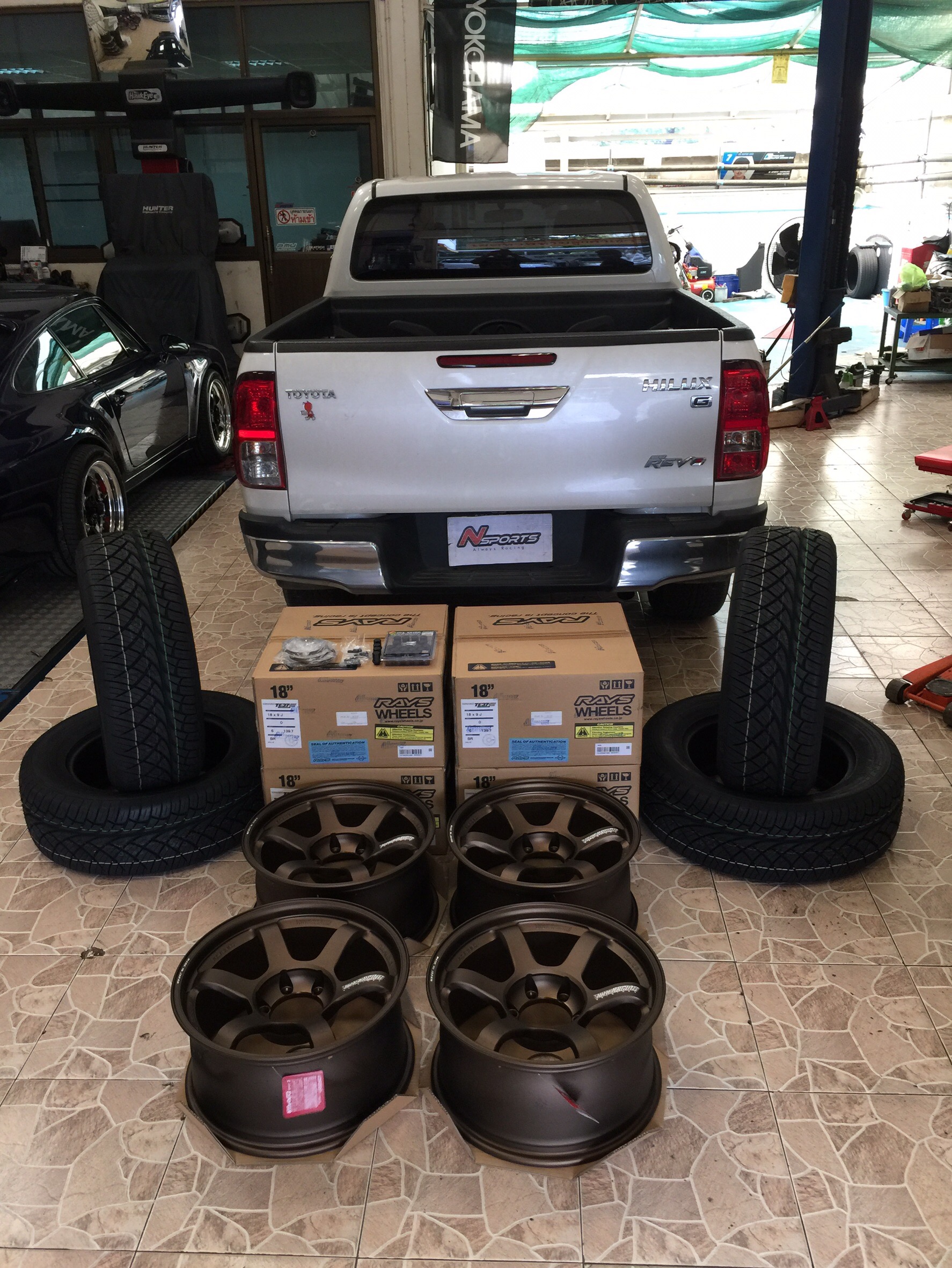 Toyota REVO + TE37 18x9+0 6-139.7
