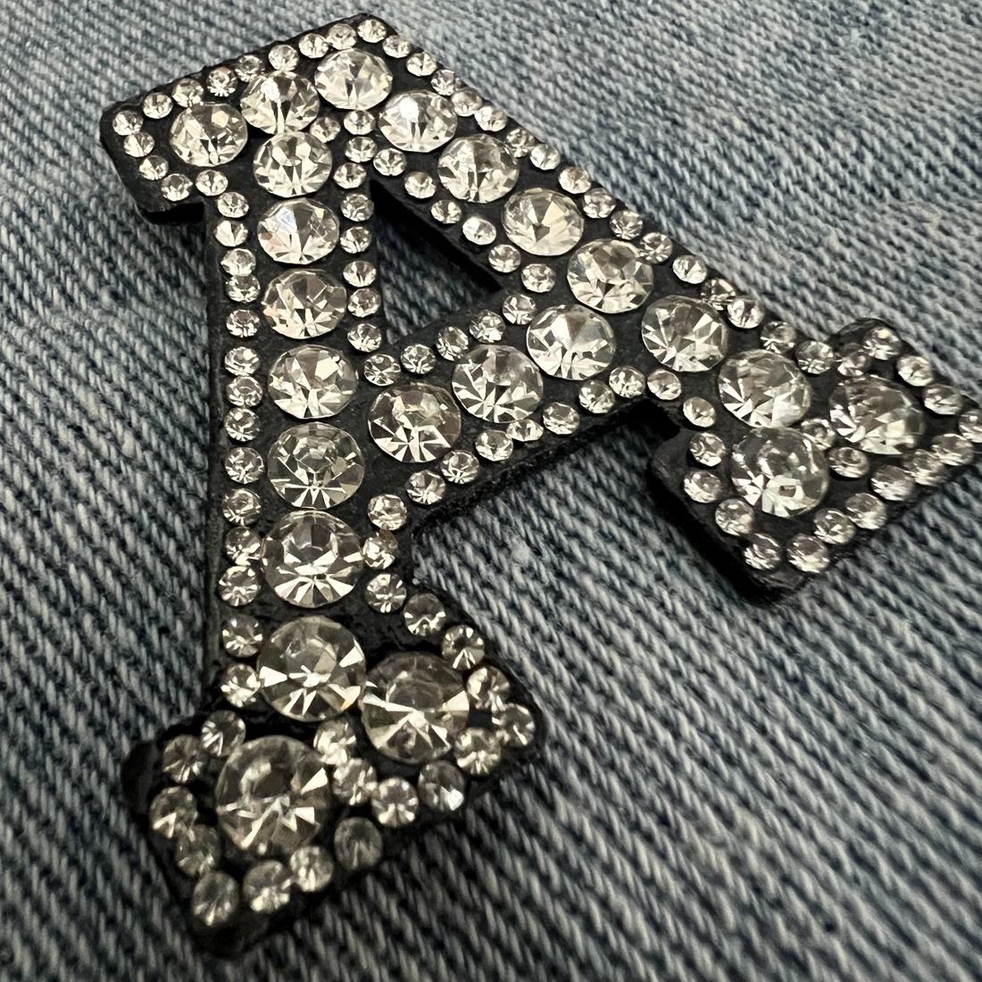 ตัวอักษร เพชรวิบวับ เล่นไฟ คริสตัล ตัวรีดติดเสื้อ ตัวรีด ติดกระเป๋า ติดหมวก ติดแจ๊คเก็ต อักษรภาษาอังกฤษ Alphabet Patch