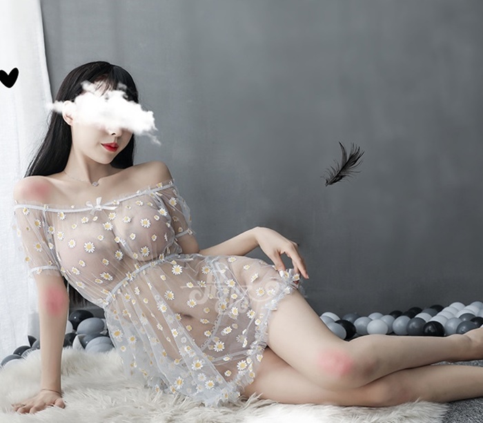 N824 ชุดนอนเซ็กซี่ ชุดนอนอีโรติกเป็นผ้าซีทรูลายดอกเดซี่สวมใส่แบบชุดปาดไหล่ ตัวชุดจั้มเอวแต่งแขนตุ๊กตามาพร้อมกางเกงในซีทรูลายดอกเดซี่เข้าชุดตามรูปถ่ายสินค้าจริง