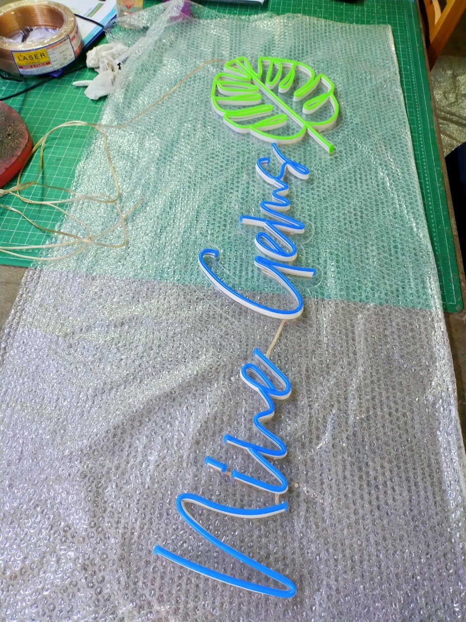 ป้ายไฟนีออน LED อะคริลิคใสรองหลัง