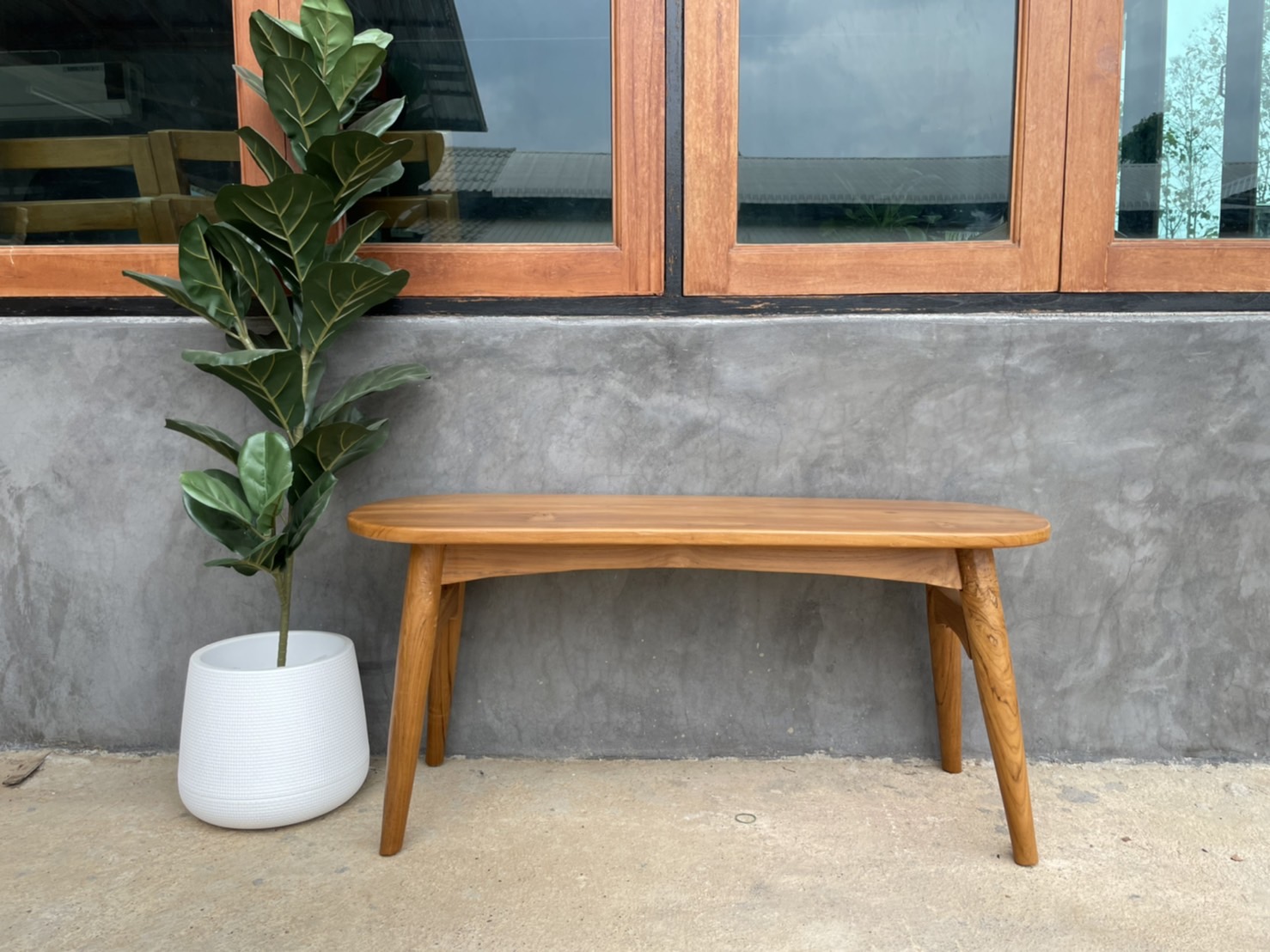 ม้านั่งยาววงรีมินิมอล ขากลมสอบ