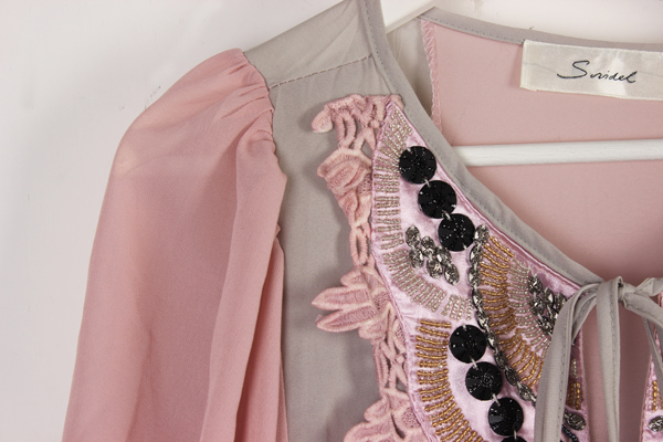 ชุดเดรสผ้าชีฟองเนื้อดีสีชมพูตุ่น หน้าอกแต่งด้วยดิ้นสวยงาม ส่งฟรี ems