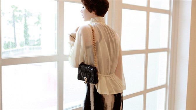 เสื้อผ้าชีฟองสีชมพูอ่อน ซิบด้านหน้า แต่งคอและปลายแขนเสื้อระบาย ส่งฟรี ems