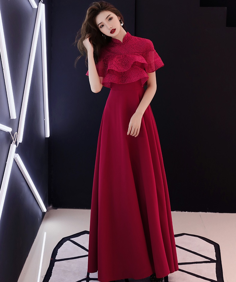 ชุดราตรีสีแดง ชุดราตรียาวสีแดง ช่วงไหล่และหน้าอกเป็นผ้าลูกไม้ปักระบายซ้อน 2 ชั้น ส่งฟรี