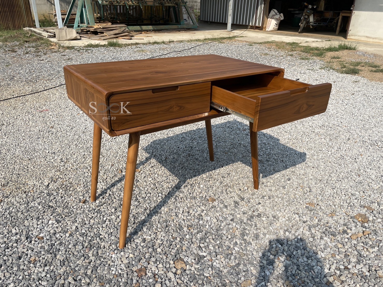 โต๊ะเขียนหนังสือแคปซูลมินิมอล