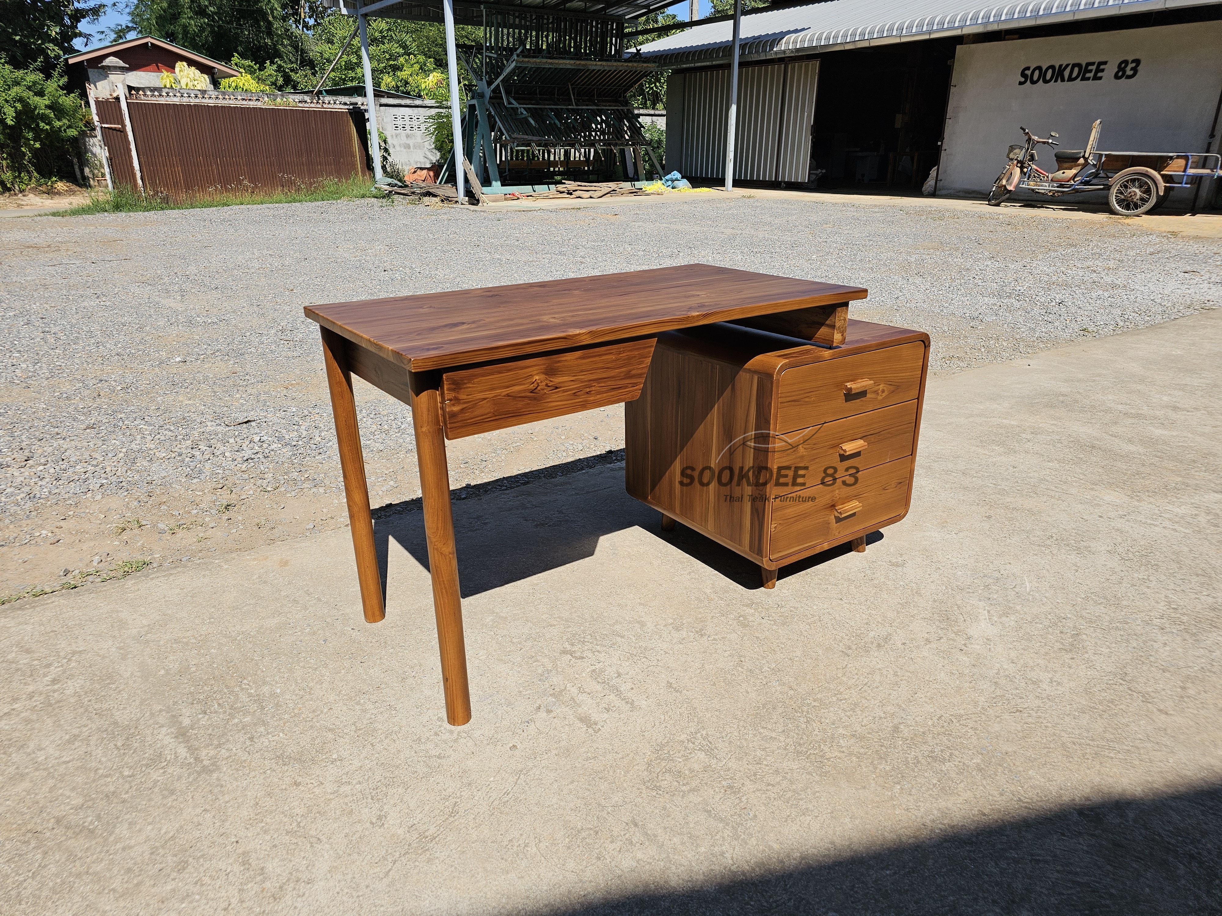 โต๊ะทำงานสไตล์มินิมอล 3 ลิ้นชัก