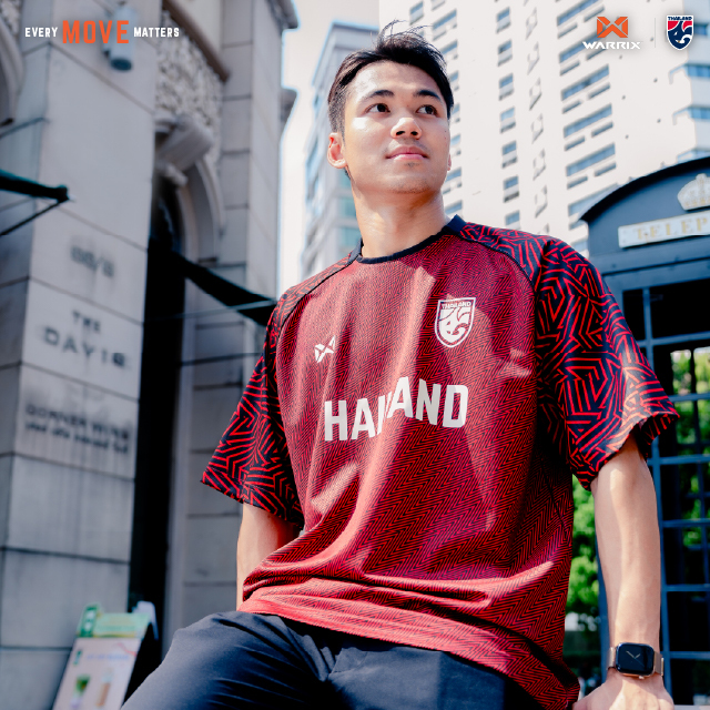 ใหม่ล่าสุด! WARRIX Oversize Football Jersey New Chapter แขนสั้น เสื้อทีมชาติไทยทรงโอเวอร์ไซส์ (WA-251FBATH10) - สีดำ/น้ำเงิน/แดง/ขาว